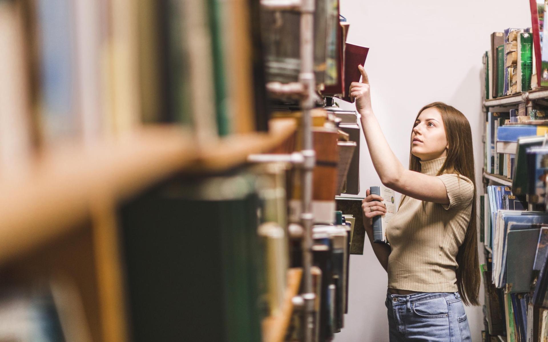 Frau in Bibliothek